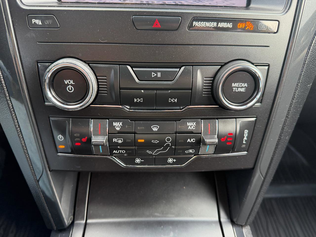 Used 2018 Ford Explorer XLT w/ Equipment Group 202A image 16