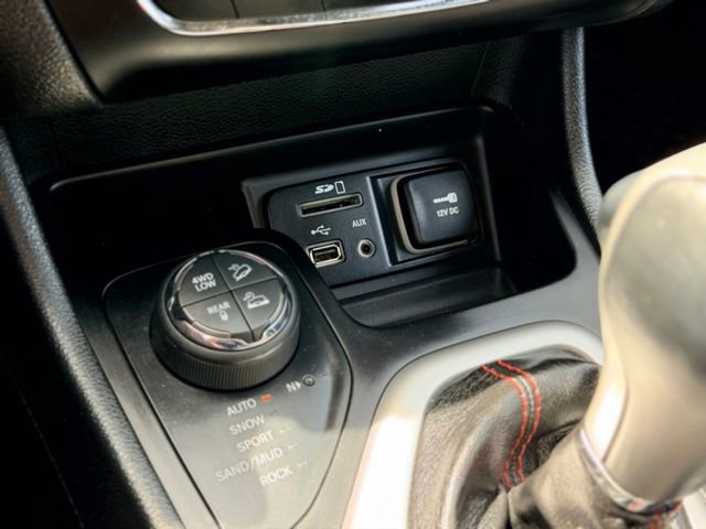 Used 2015 Jeep Cherokee Trailhawk w/ Safetytec Group AWD/4WD image 14