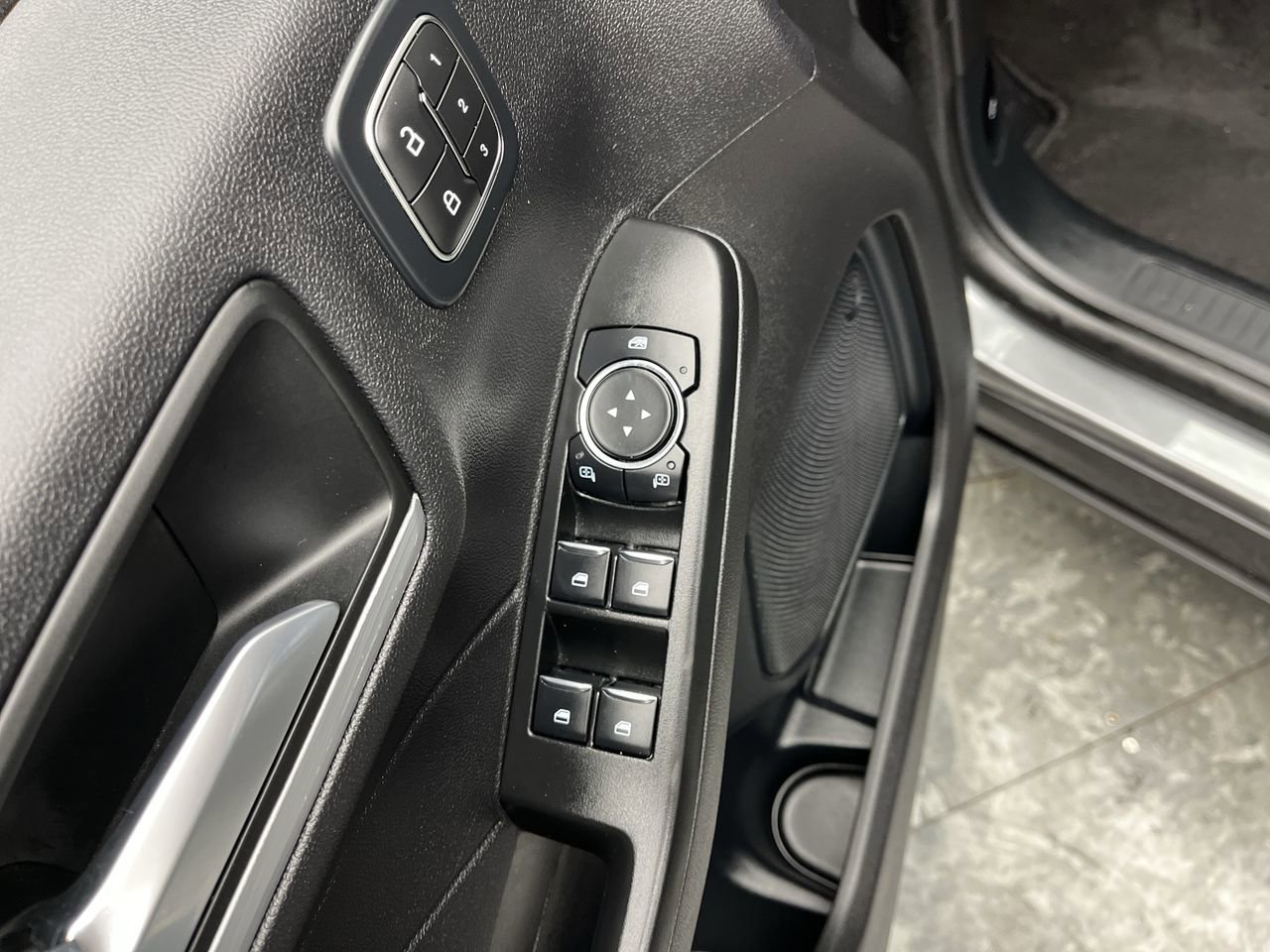 Used 2025 Ford Escape Platinum AWD/4WD image 9