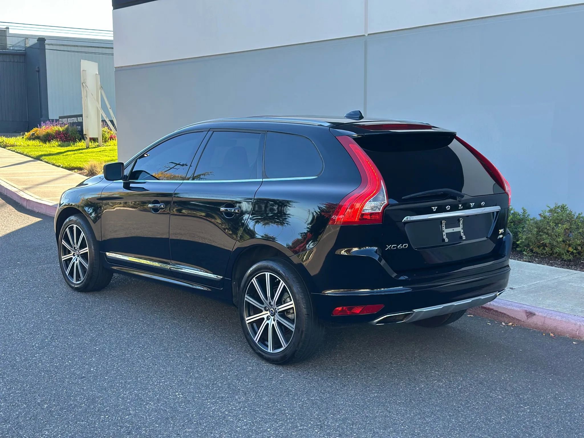 Used 2015 Volvo XC60 T5 w/ Proximity Package image 3