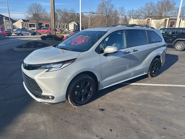 Used 2025 Toyota Sienna XLE Woodland Edition image 1