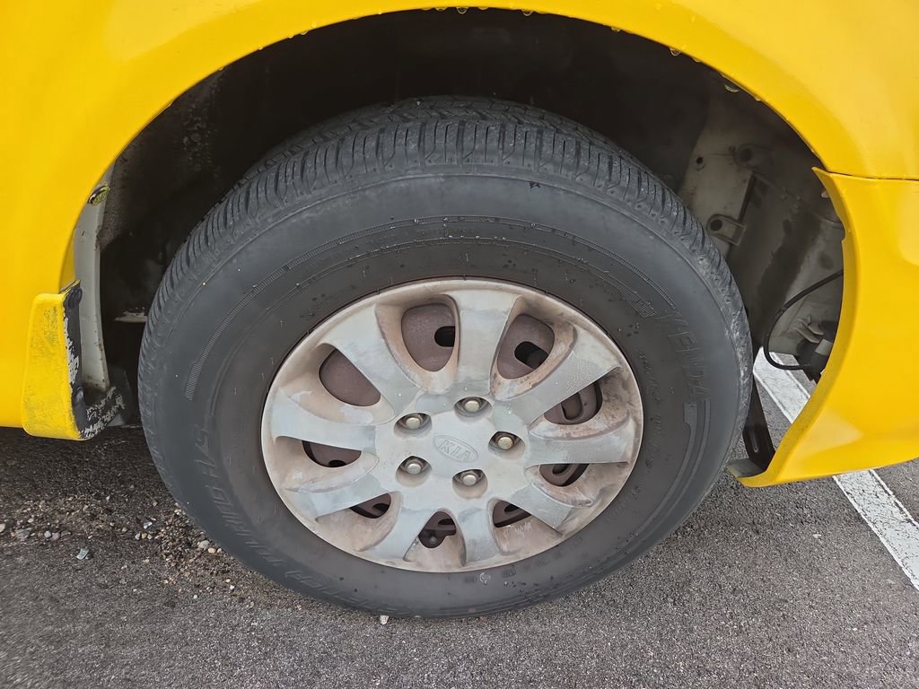 Used 2005 Kia Sedona LX FWD image 2