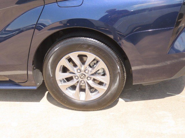Used 2025 Toyota Sienna XLE FWD image 16
