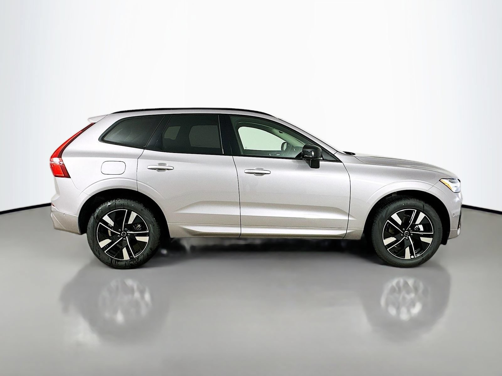 New 2026 Volvo XC60 B5 Plus w/ Protection Package Premier AWD/4WD image 4
