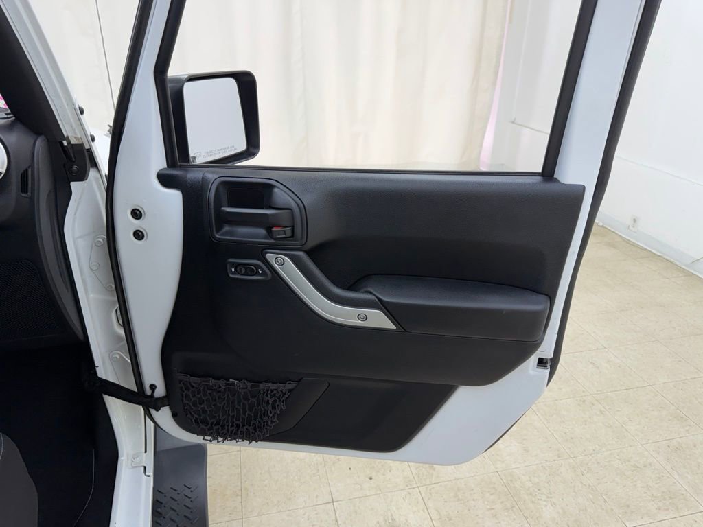 Used 2016 Jeep Wrangler Unlimited Sahara w/ Connectivity Group image 9