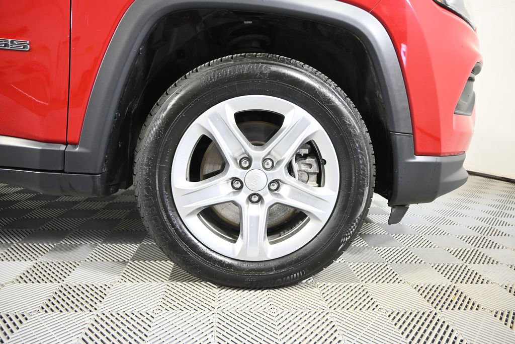 Used 2024 Jeep Compass Latitude image 11