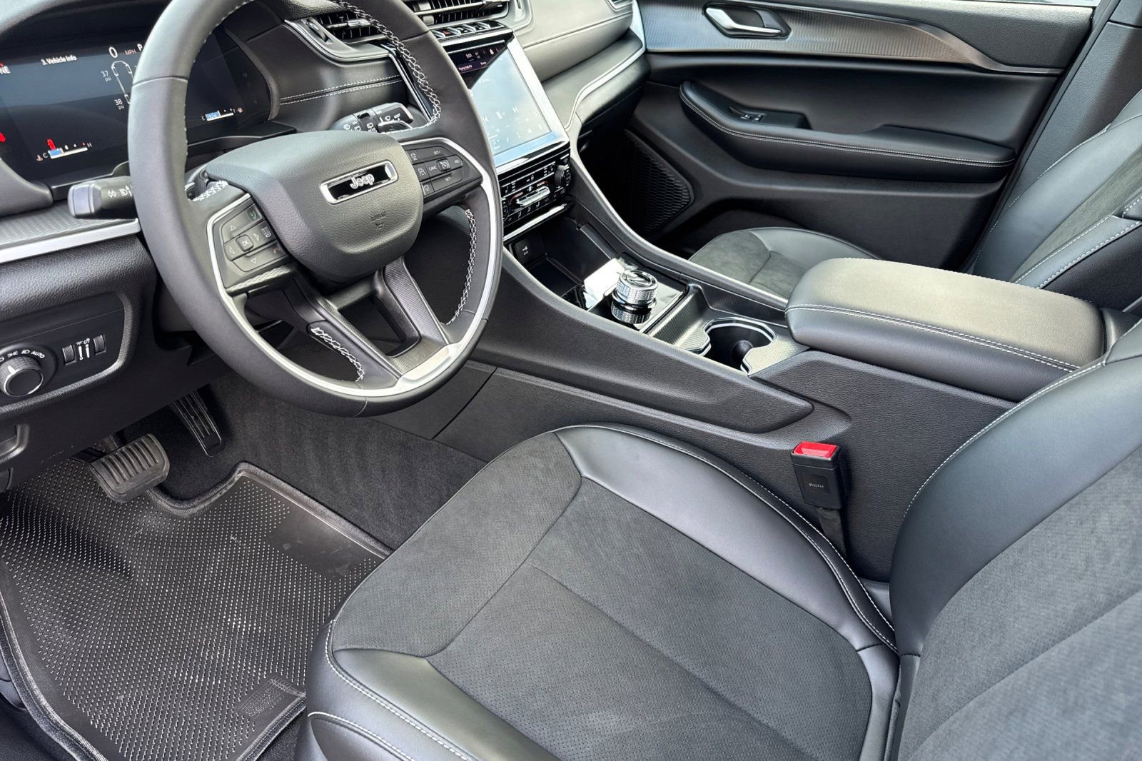 New 2025 Jeep Grand Cherokee L Altitude image 12