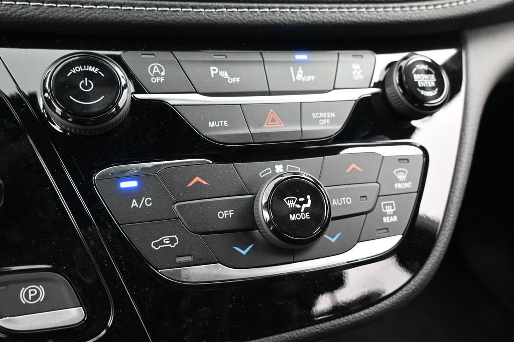 Used 2025 Chrysler Pacifica Select FWD image 18