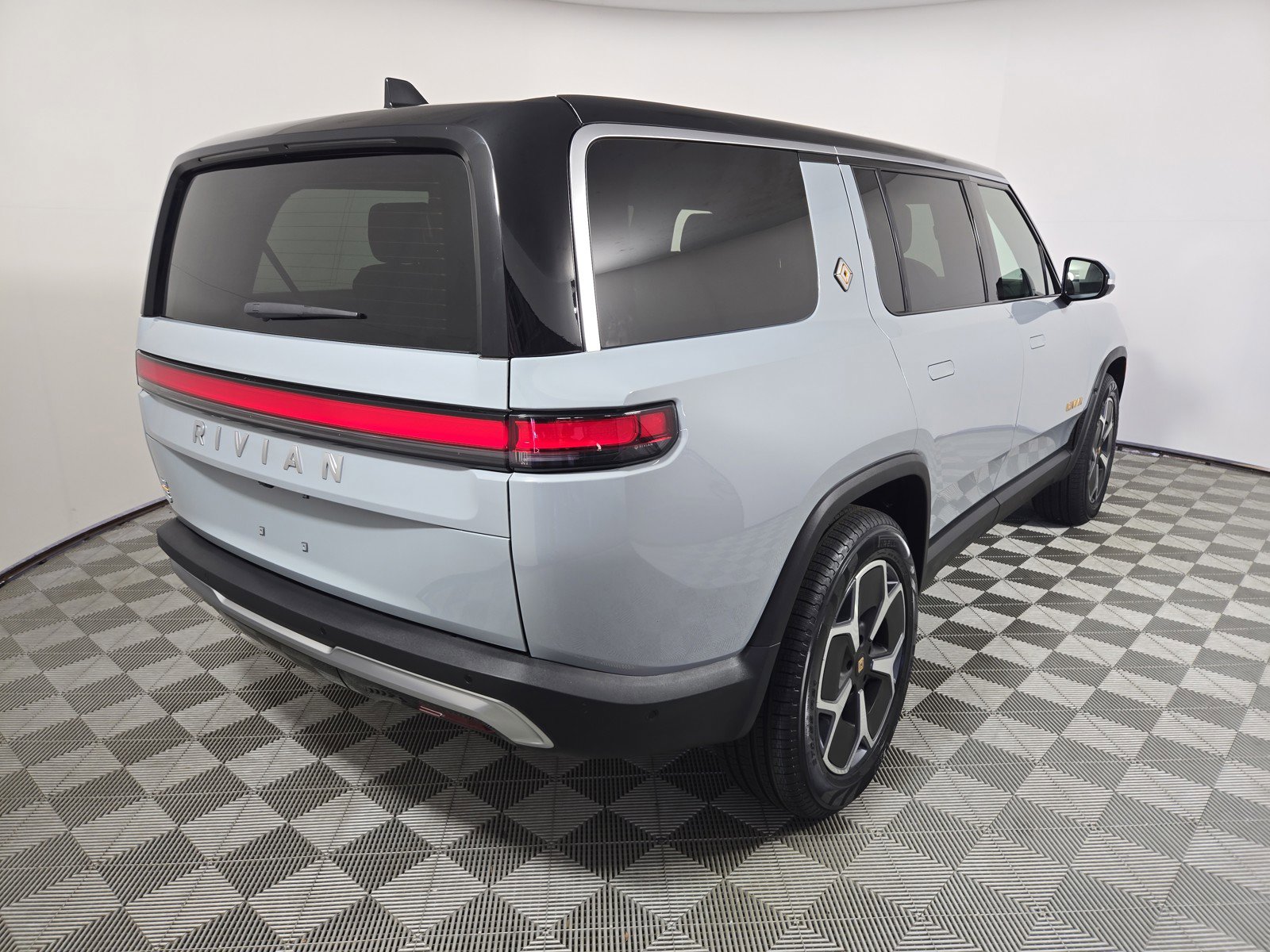 Used 2024 Rivian R1S Adventure AWD/4WD image 5