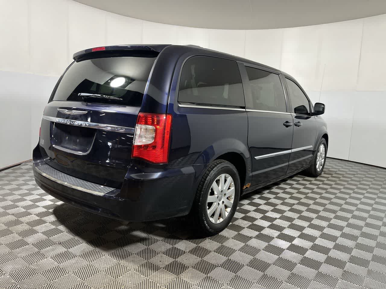 Used 2011 Chrysler Town & Country Touring-L w/ Entertainment Group #2 FWD image 8