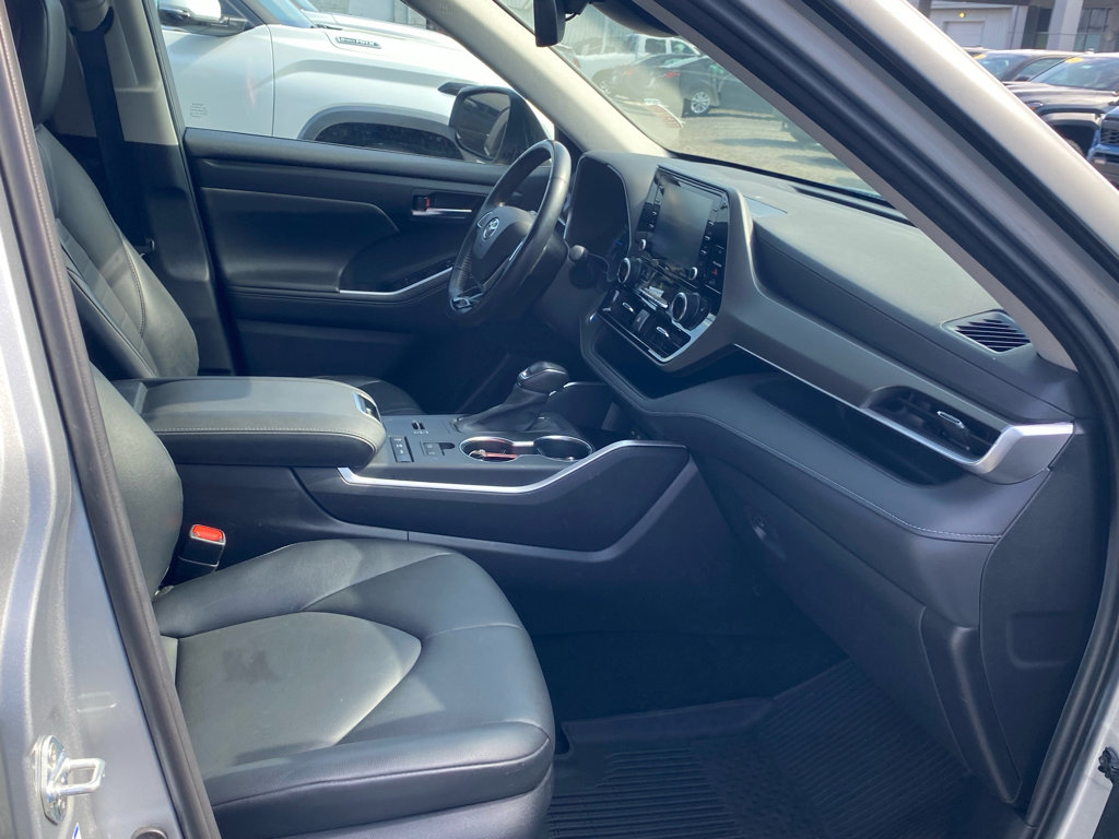 Used 2021 Toyota Highlander XLE image 17