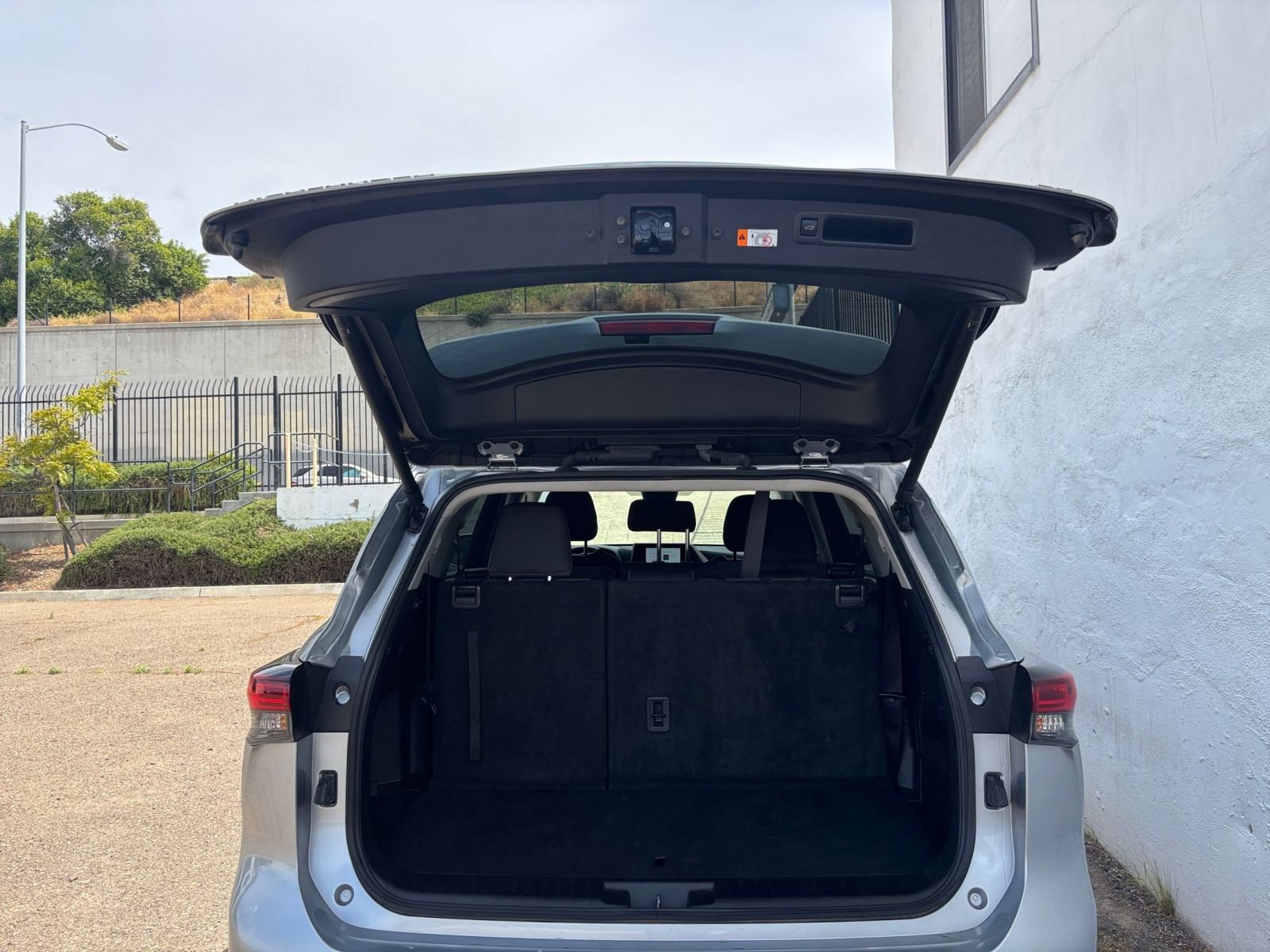 Used 2025 Toyota Highlander LE image 33