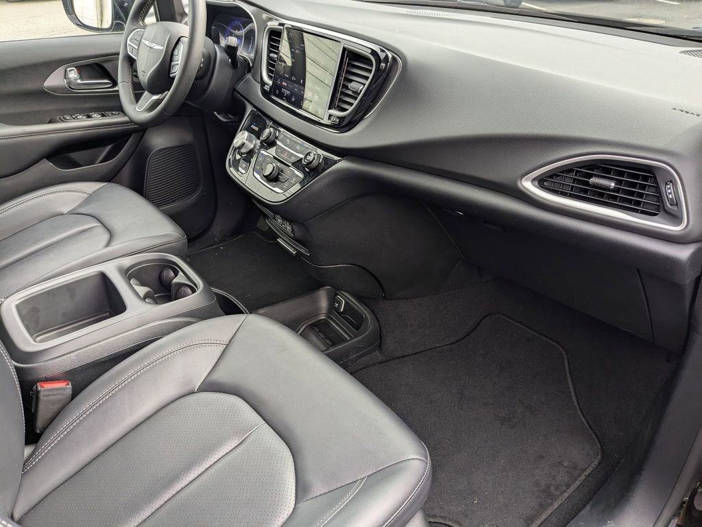Used 2025 Chrysler Pacifica Select image 31