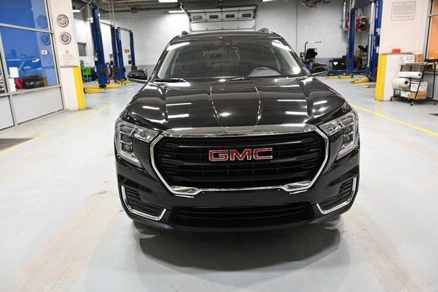 Used 2022 GMC Terrain SLE w/ Driver Convenience Package image 2