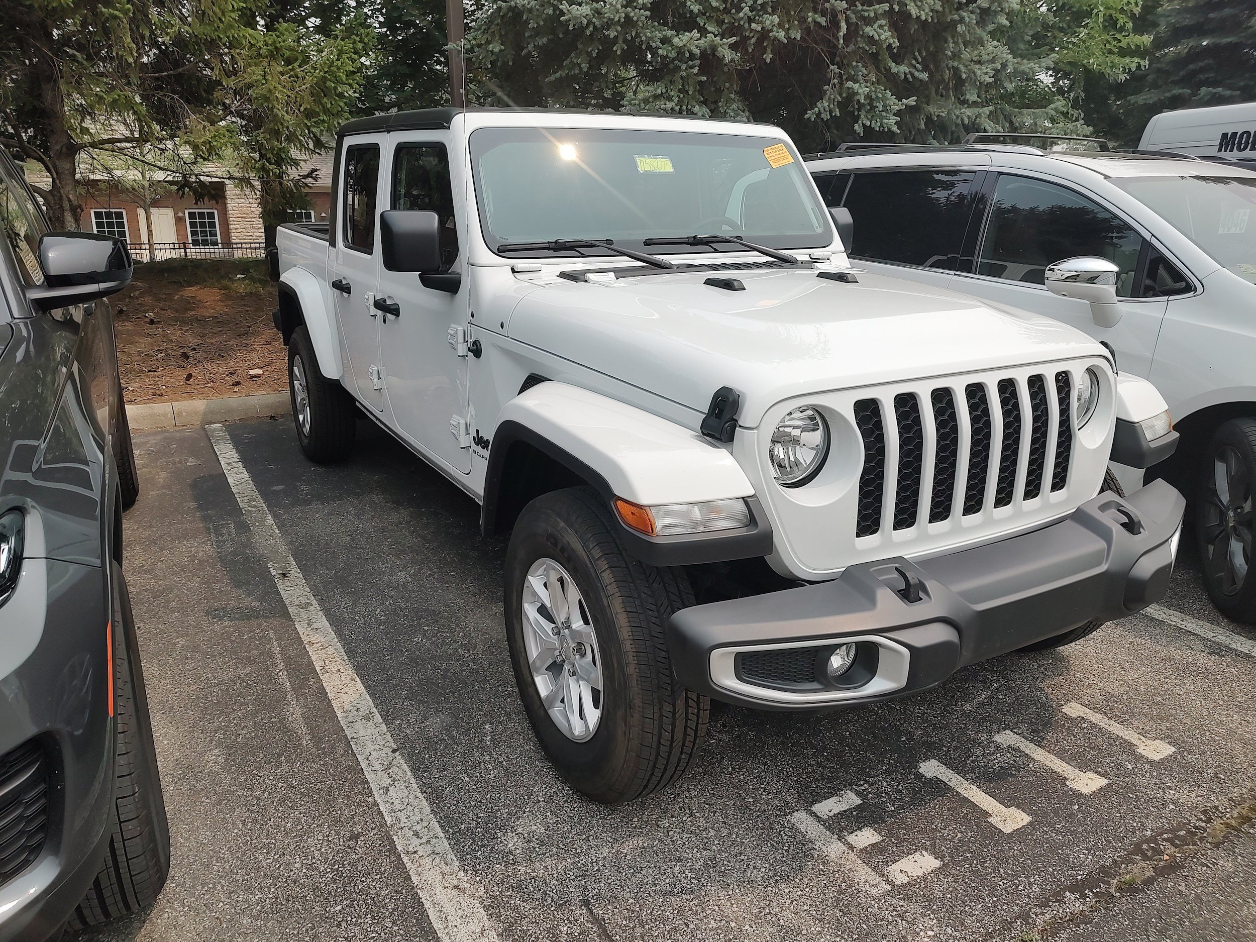 Used 2023 Jeep Gladiator Sport AWD/4WD image 2