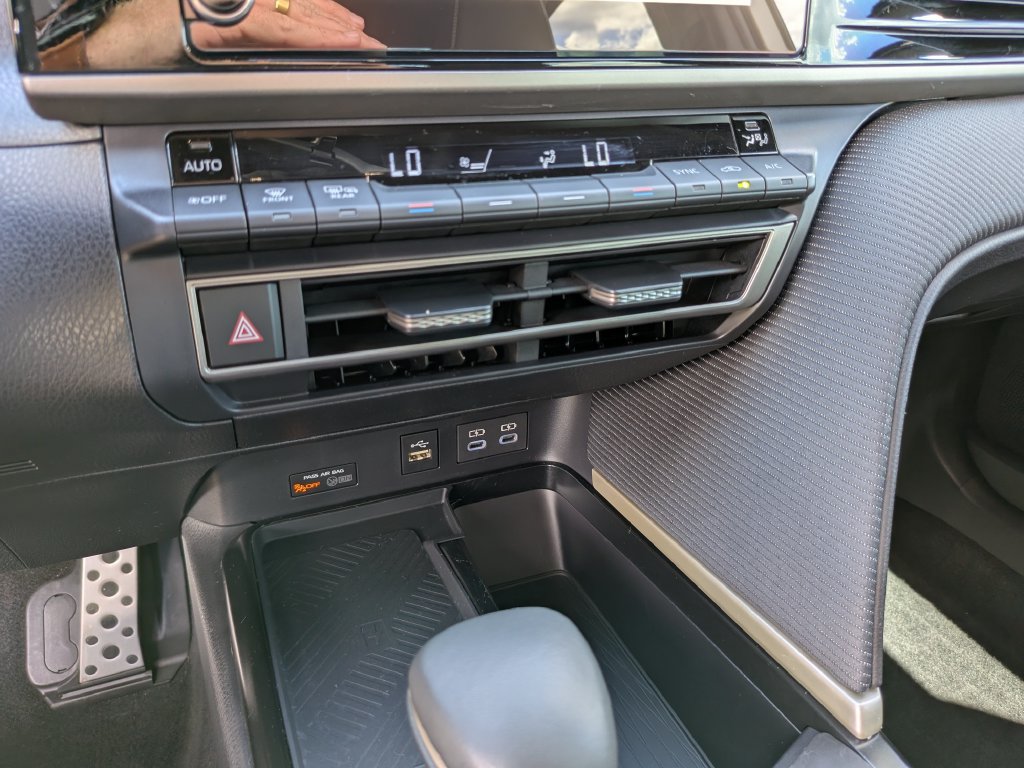 Used 2026 Toyota Camry SE FWD image 25