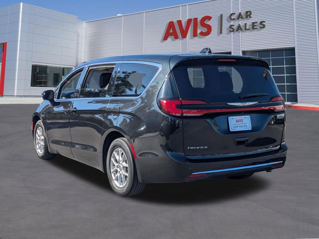 Used 2023 Chrysler Pacifica Touring-L image 9