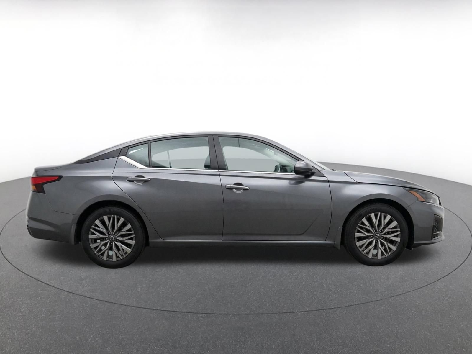 Used 2025 Nissan Altima 2.5 SV FWD image 11
