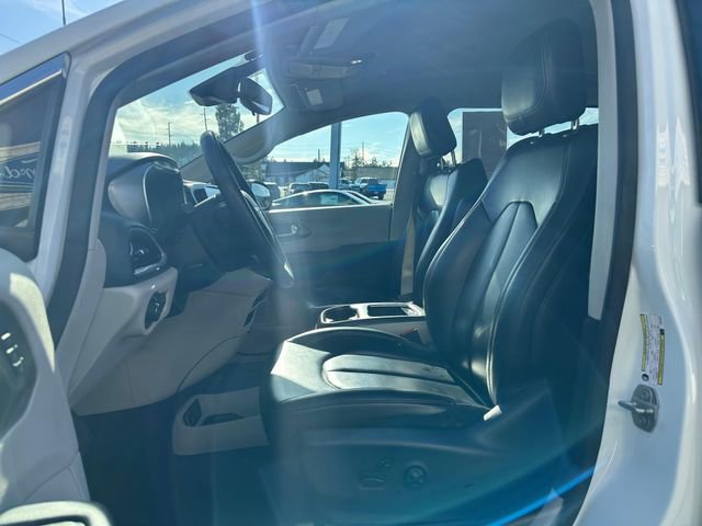 Used 2023 Chrysler Pacifica Touring-L image 9
