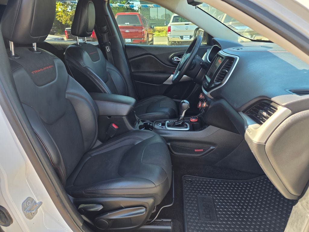 Used 2018 Jeep Cherokee Trailhawk AWD/4WD image 23