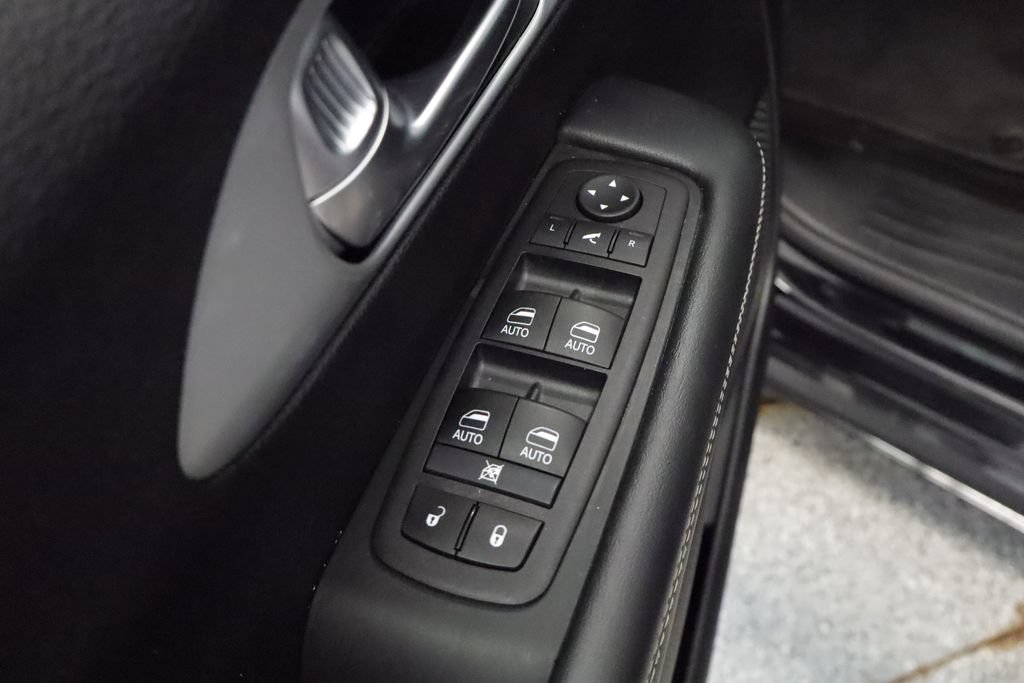 Certified 2025 Chrysler Pacifica Limited FWD image 28