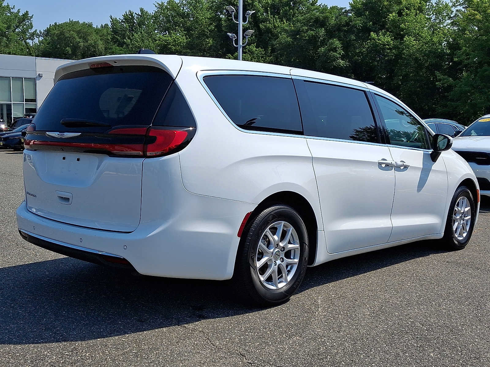 Certified 2023 Chrysler Pacifica Touring-L FWD image 6
