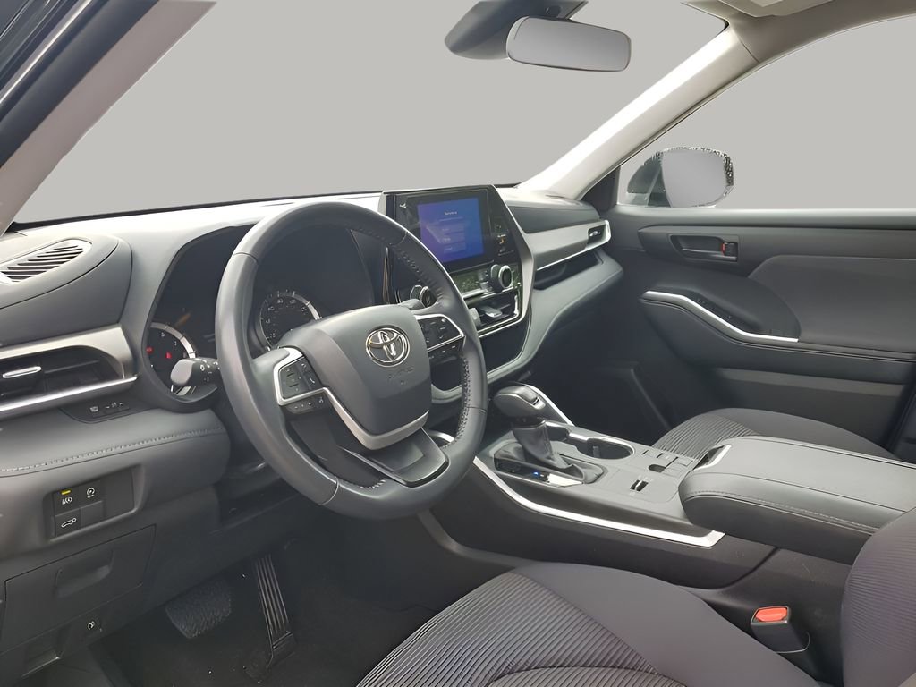 Used 2025 Toyota Highlander LE image 30