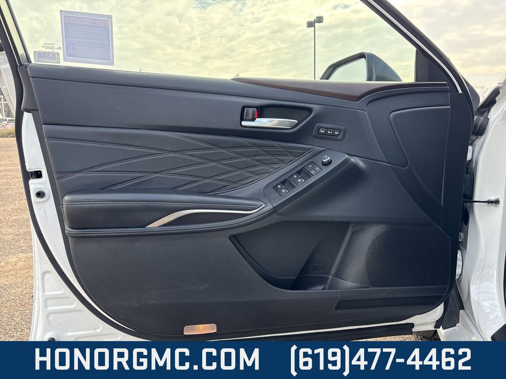 Used 2022 Toyota Avalon Limited image 14