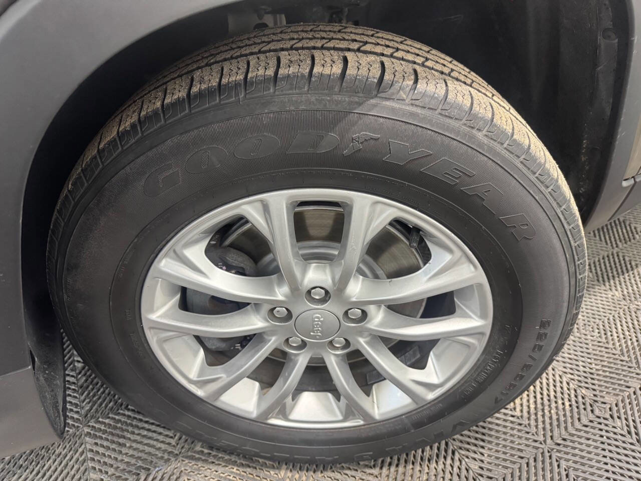 Used 2019 Jeep Cherokee Latitude w/ Cold Weather Group image 37