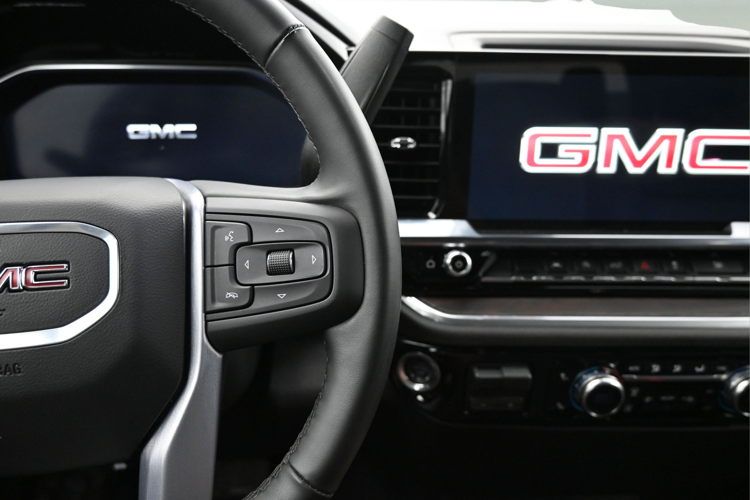 Used 2026 GMC Sierra 1500 SLT AWD/4WD image 22