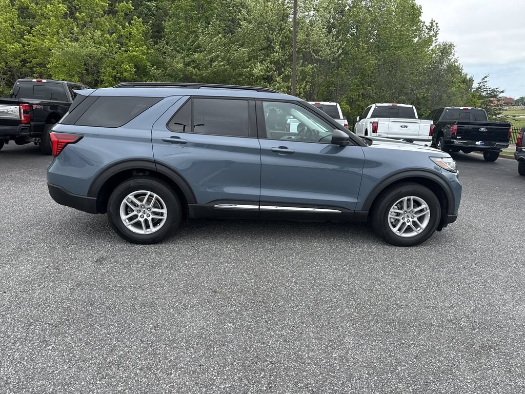 Used 2025 Ford Explorer Active AWD/4WD image 8