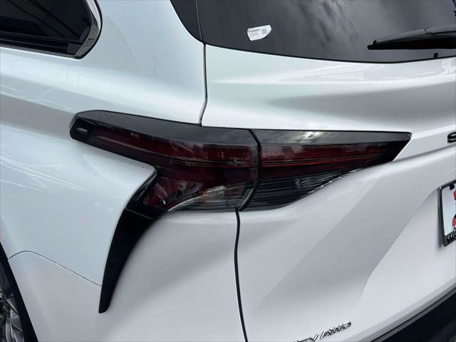 Certified 2025 Toyota Sienna LE image 12