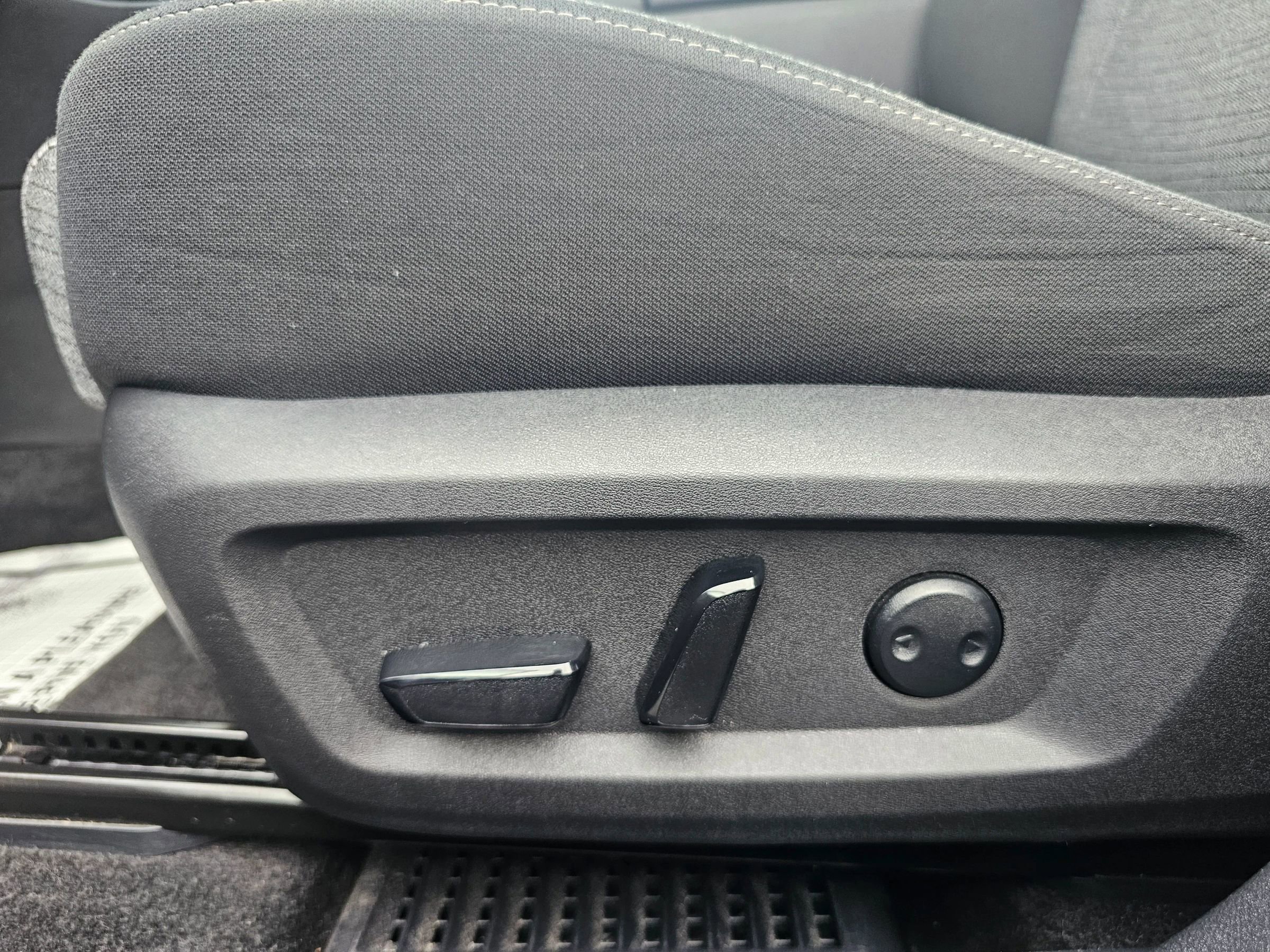 Used 2023 Nissan Rogue SV image 12