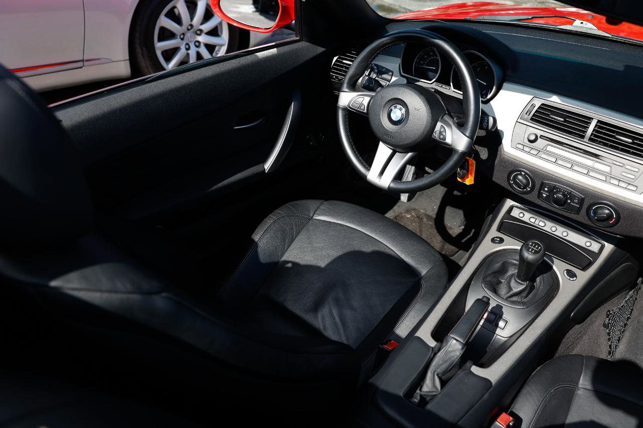 Used 2005 BMW Z4 2.5i image 14