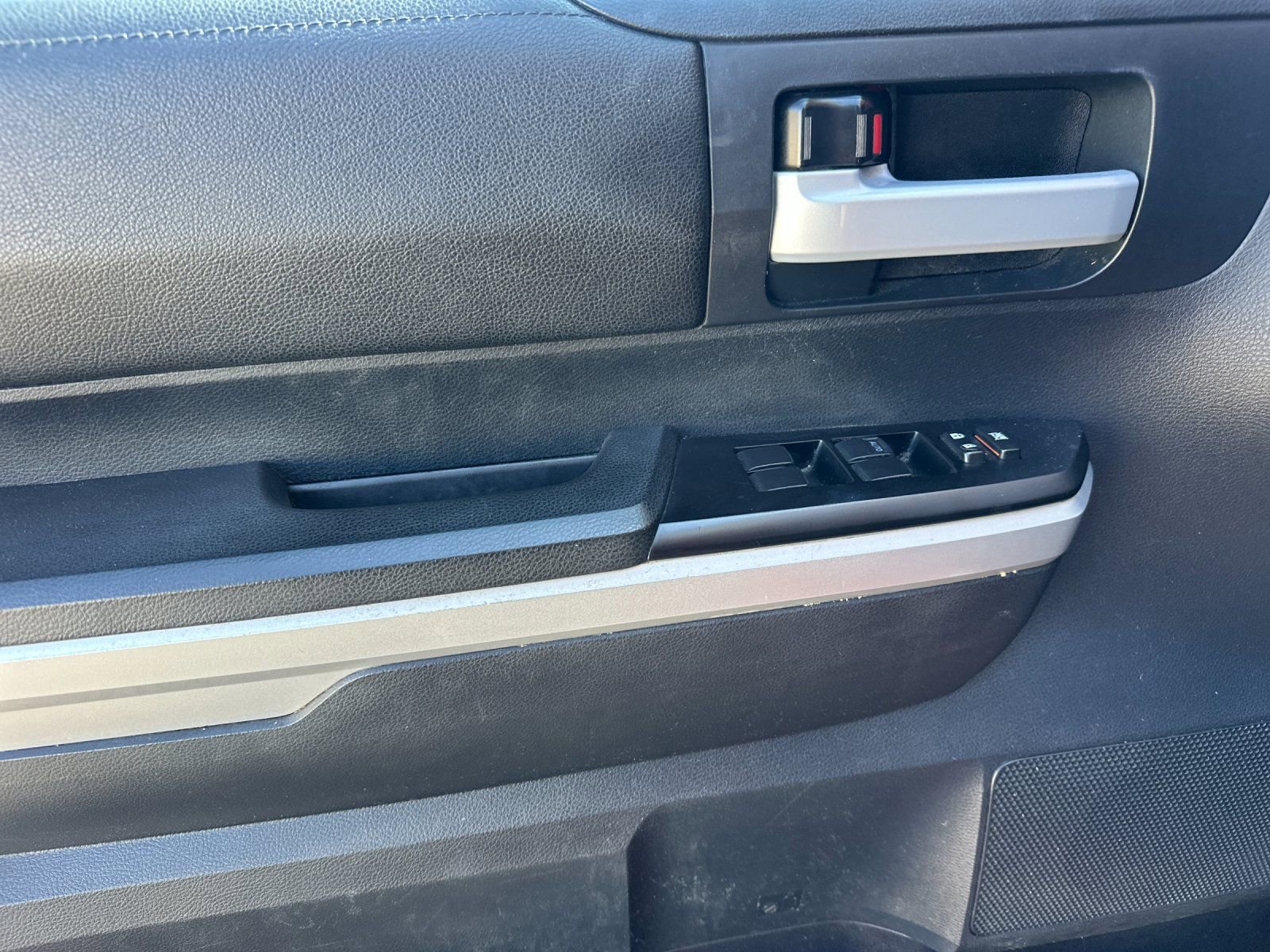 Used 2015 Toyota Tundra SR5 w/ TRD Off Road Package AWD/4WD image 10