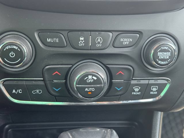 Used 2020 Jeep Cherokee Trailhawk w/ Cold Weather Group AWD/4WD image 35