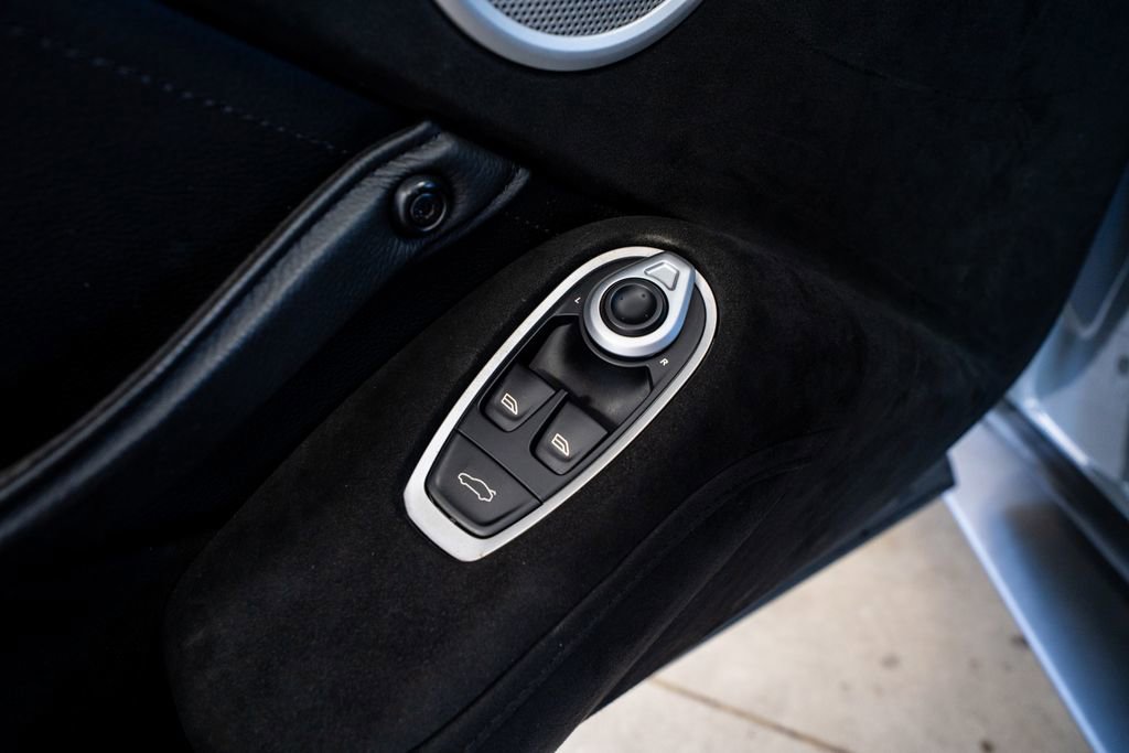 Used 2020 Aston Martin V8 Vantage Coupe image 33