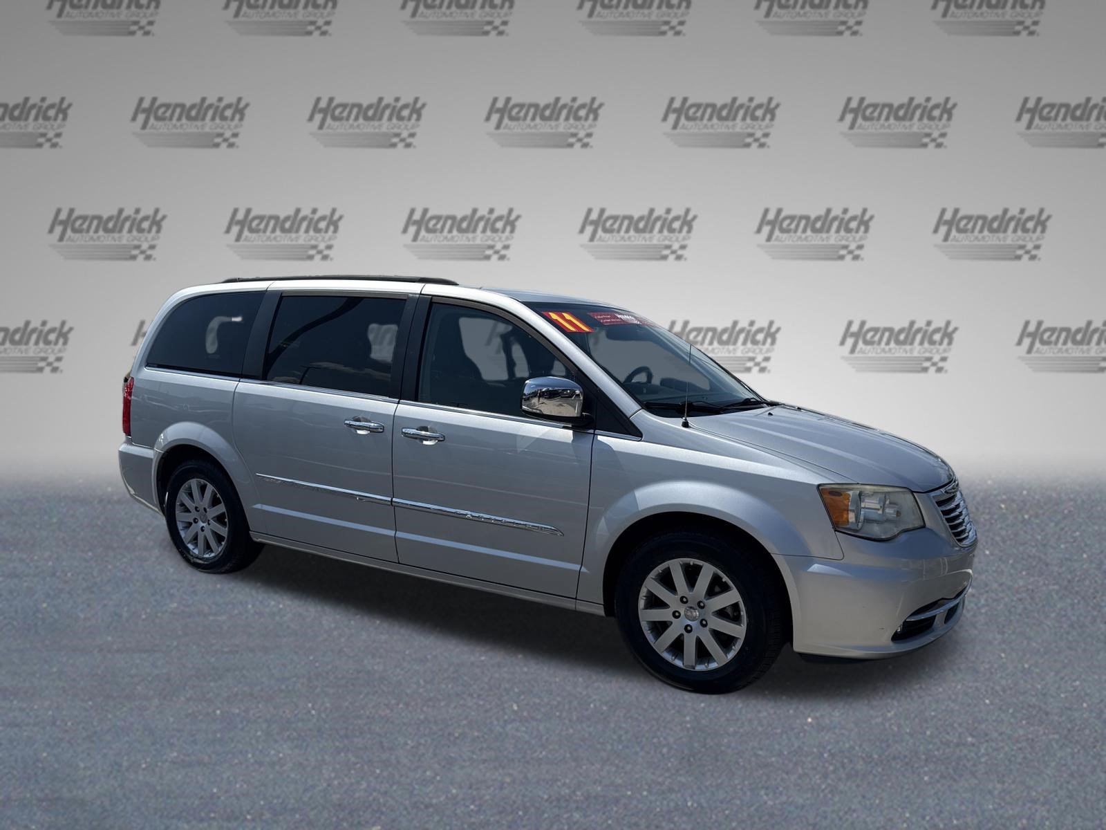 Used 2011 Chrysler Town & Country Touring-L w/ Entertainment Group #2 FWD image 2