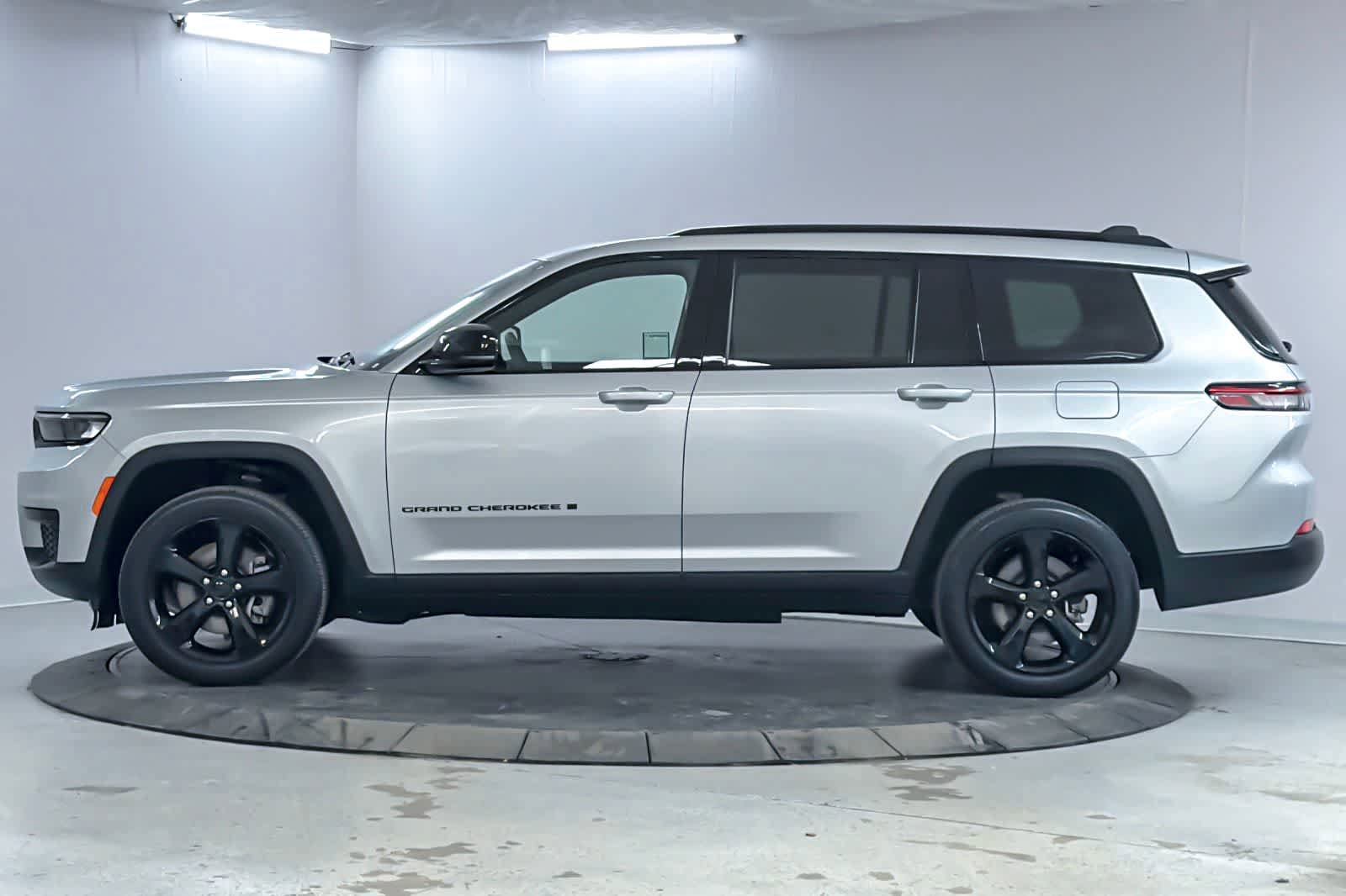 Used 2023 Jeep Grand Cherokee L Laredo AWD/4WD image 5