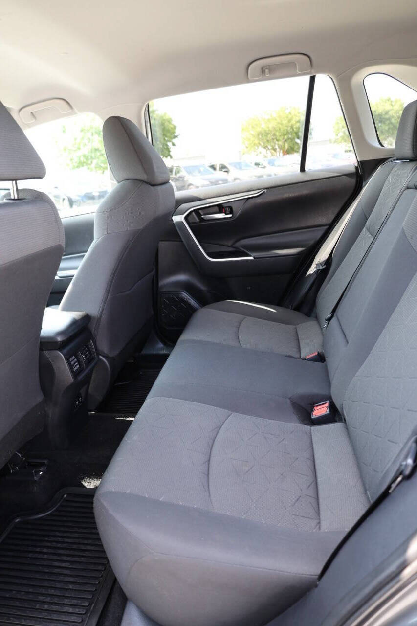 Used 2021 Toyota RAV4 XLE AWD/4WD image 17