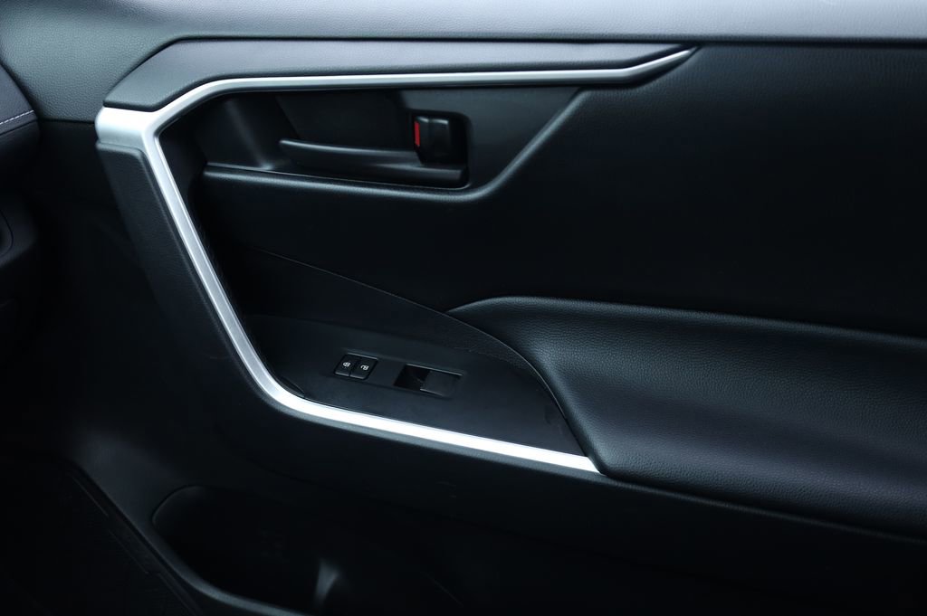 Used 2021 Toyota RAV4 LE image 12