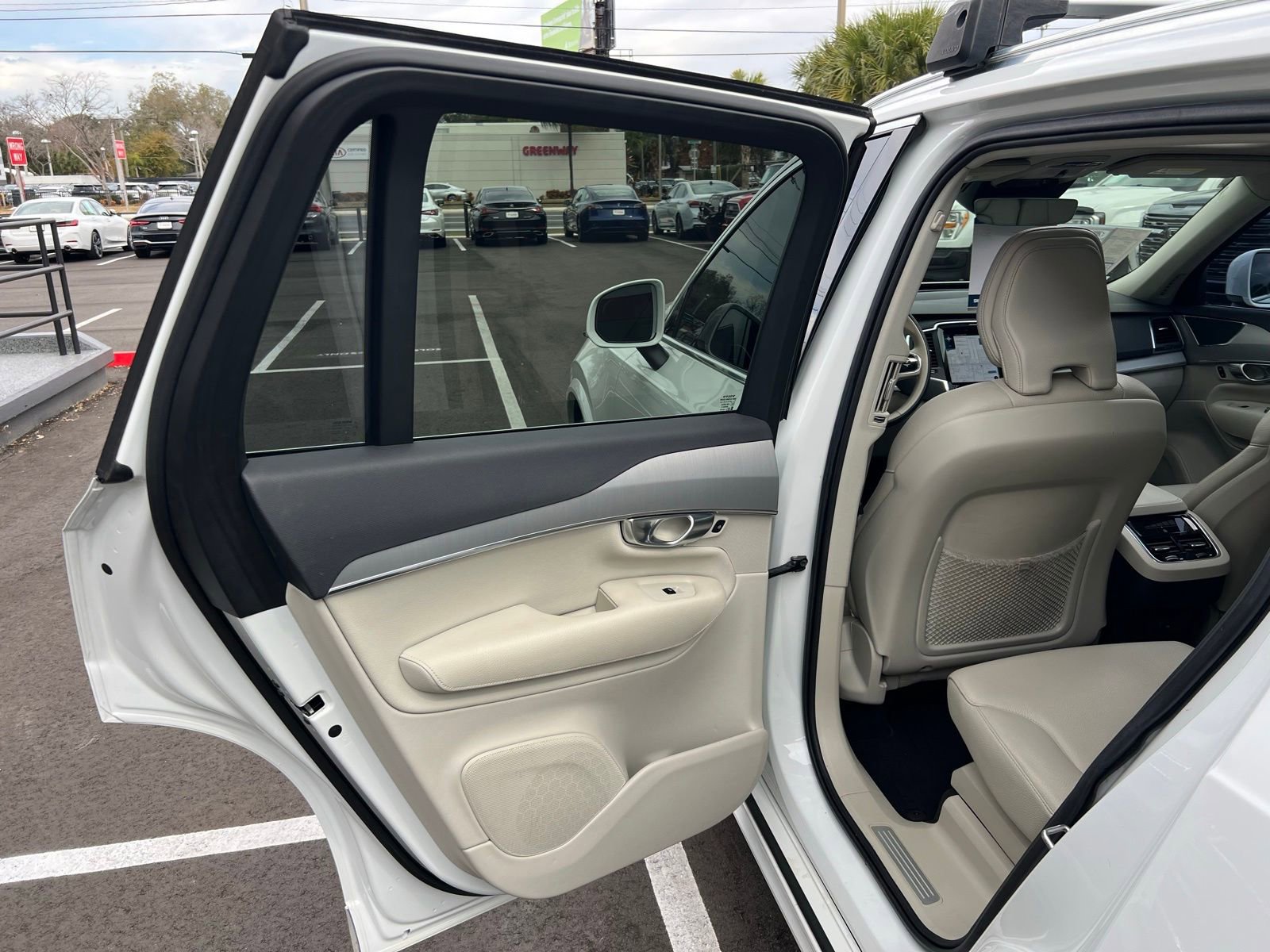 Used 2022 Volvo XC90 T5 Momentum image 39