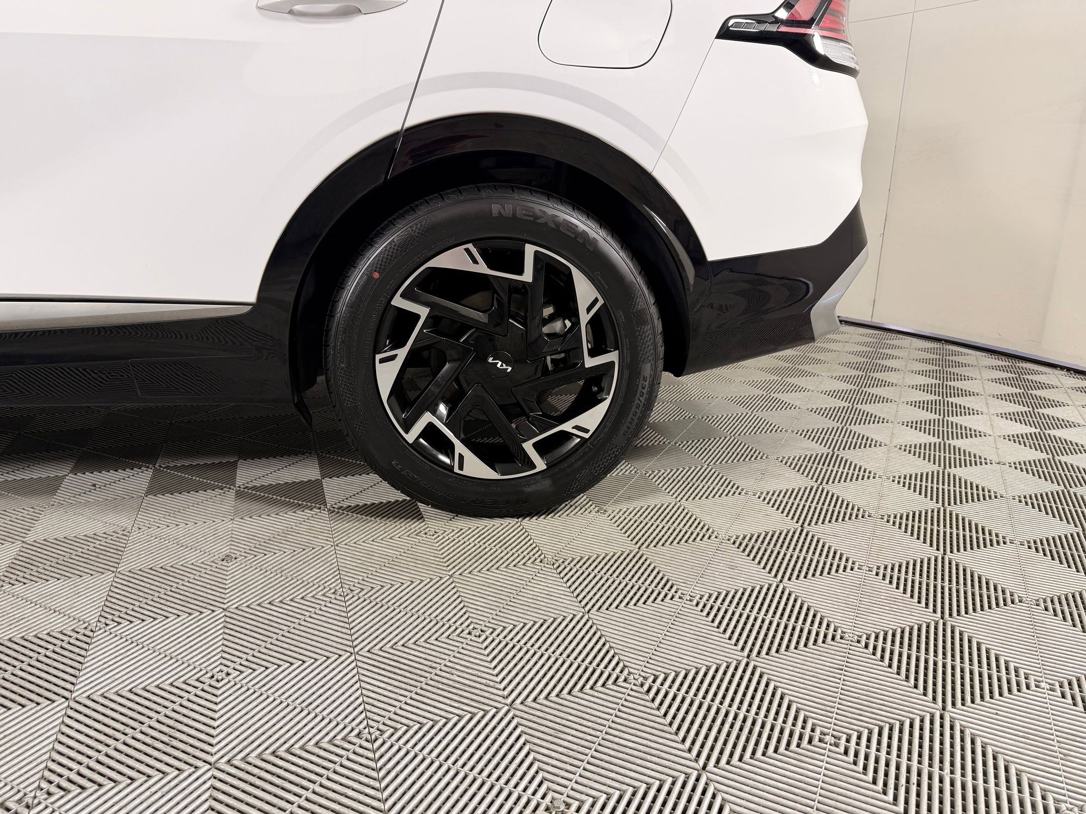 Used 2024 Kia Sportage SX image 11