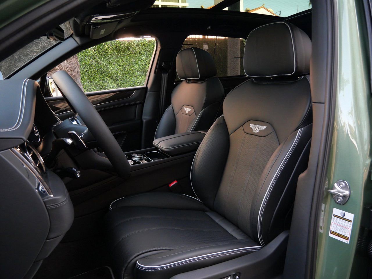 Used 2025 Bentley Bentayga AWD/4WD image 2