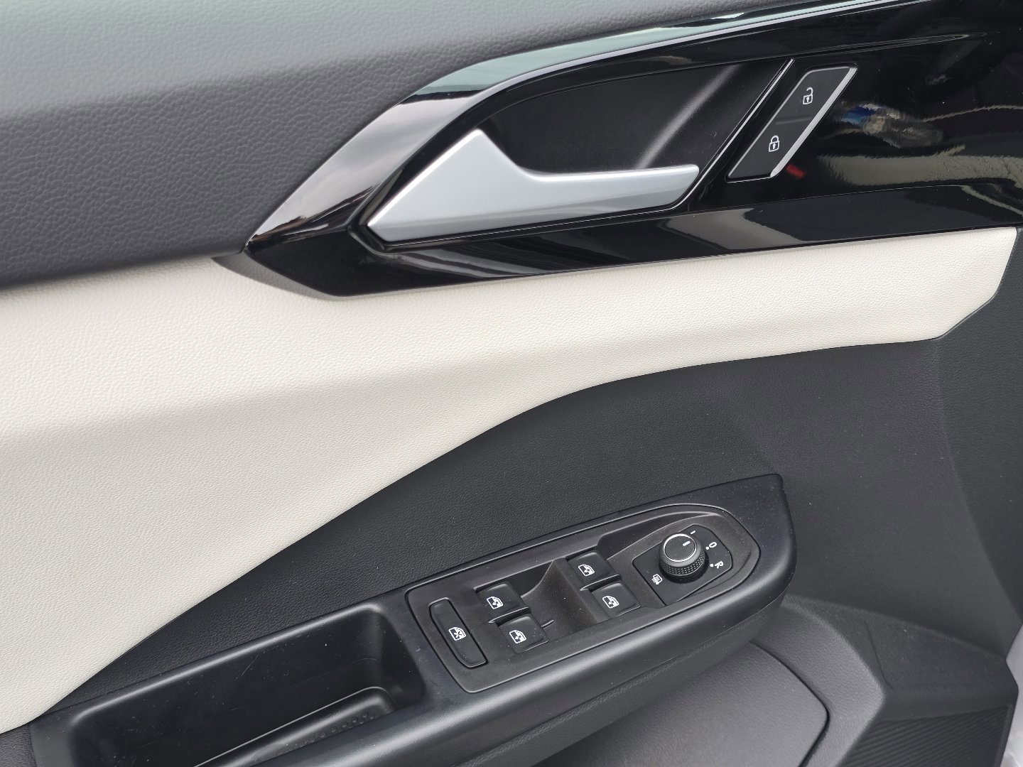 Certified 2025 Volkswagen Taos S AWD/4WD image 30