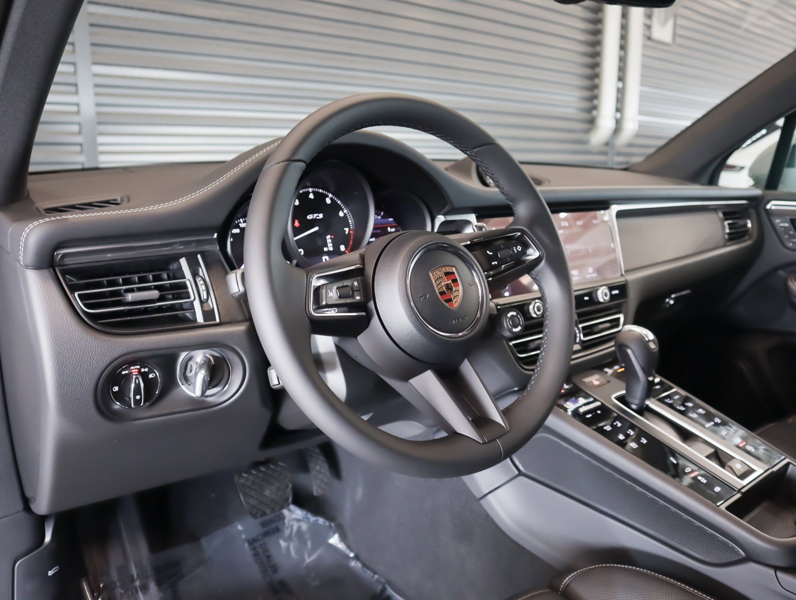 New 2026 Porsche Macan GTS image 4