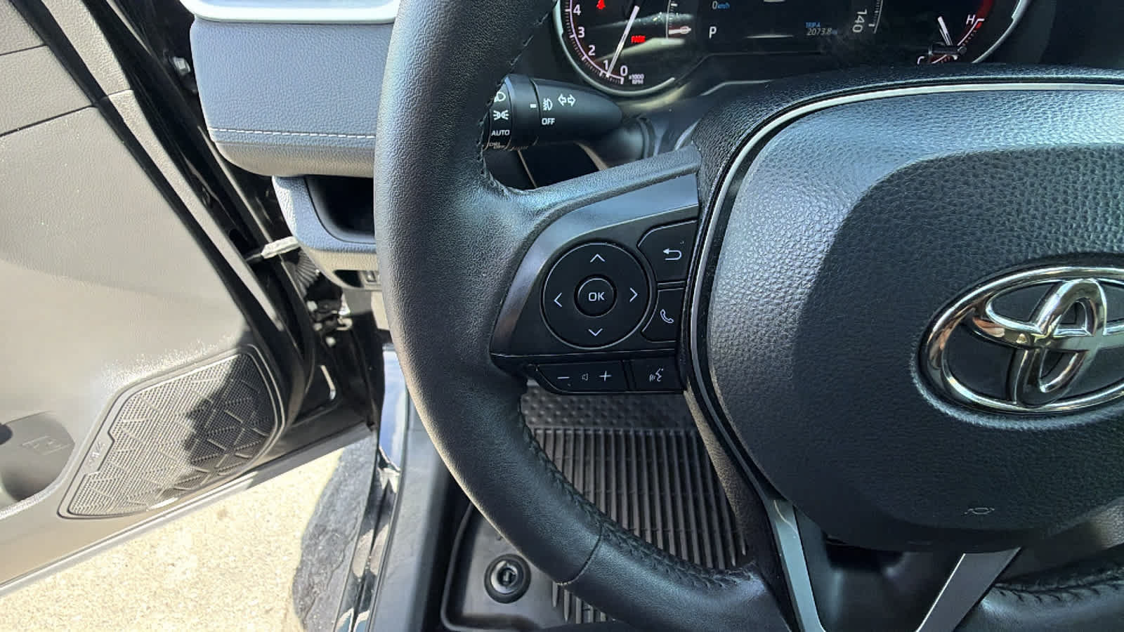 Used 2023 Toyota RAV4 XLE Premium FWD image 19