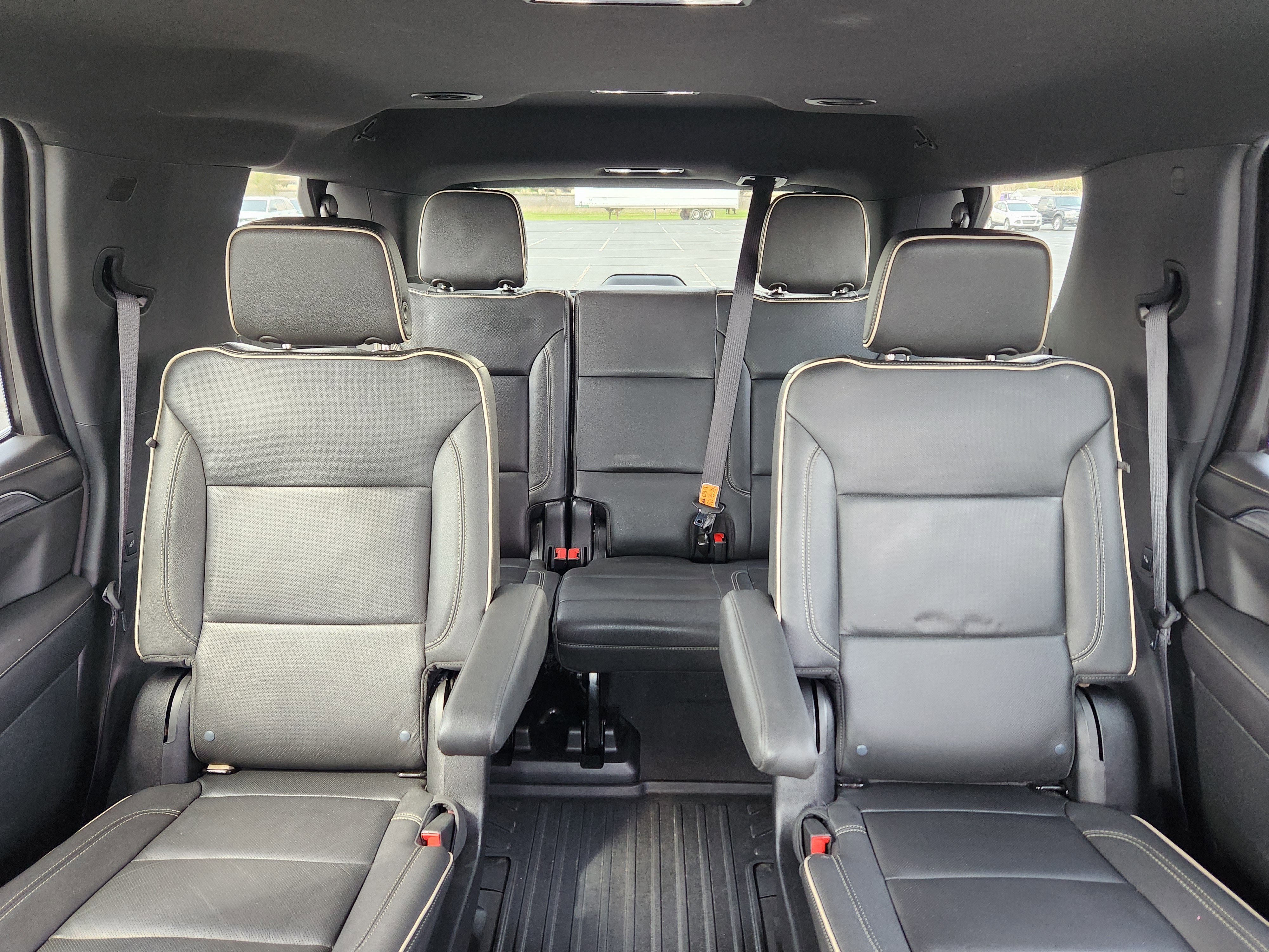 Used 2024 GMC Yukon SLT w/ SLT Luxury Package image 11