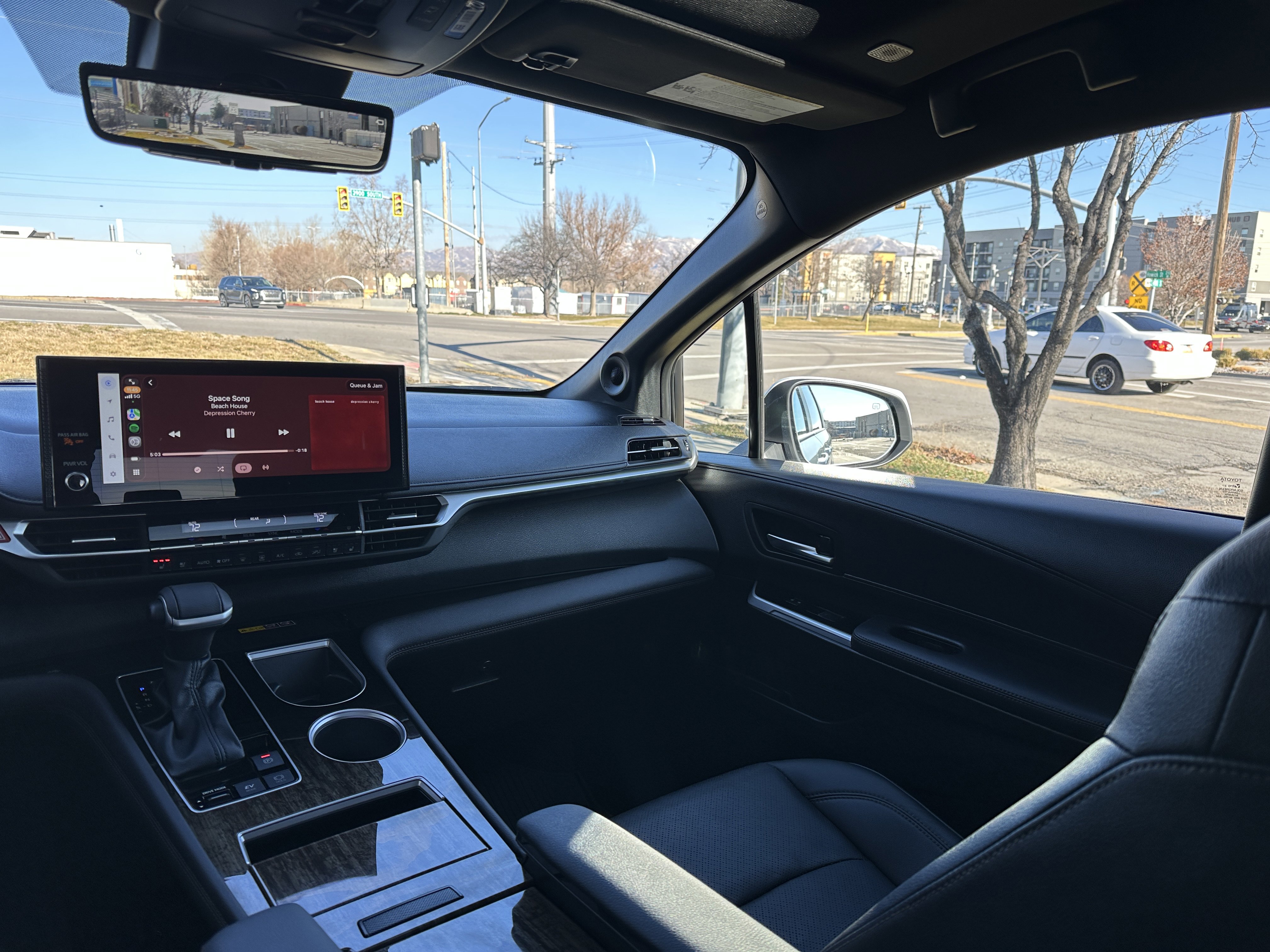 Used 2025 Toyota Sienna Limited image 31