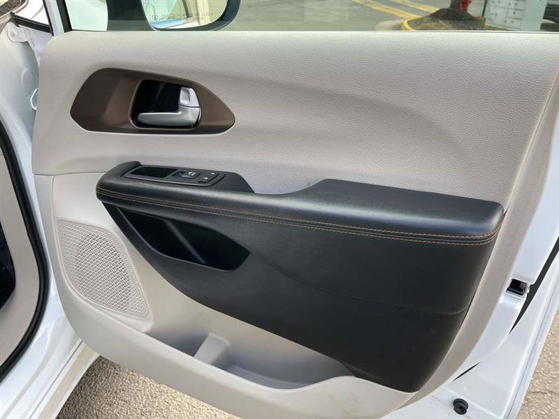 Used 2017 Chrysler Pacifica LX image 65